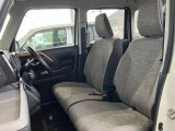 フロントシートはベンチシートです。インパネシフトで足元は広々。運転席と助手席はウォークスルーできます。