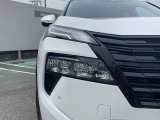 LEDヘッドランプが夜を明るく照らします。