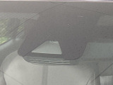 【プリクラッシュセーフティ】前方の車両等を検知し、衝突しそうな時は警報で注意を促し、ブレーキを踏む力をサポート。ブレーキを踏めなかった場合は衝突被害軽減ブレーキが作動、衝突回避をサポートします。