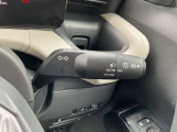 ハイビームアシスト装備です。前方検知用カメラで、先行車や対向車のライト、道路状況・道路周辺の明るさを検知し、前方の視界を確保し手動で切り替えるわずらわしさを軽減します。