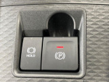 【電動パーキングブレーキ】パーキングブレーキは便利な電動式!ボタン一つで操作でき、アクセルを踏めば自動で解除されます♪レバーやペダルが無いので運転席廻りもすっきりしますね♪
