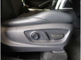 【電動シートアジャスター】スイッチ1つで座席の調整が可能です。