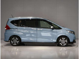 リアドアは両側スライドドアです。スライドドアのお車ですと、狭いスペースでも乗り降りしやすいです!また、両側電動なので、ワンアクションで開閉可能!うれしい装備ですね♪