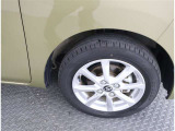 かっこいいホイールですね。 車のイメージを大きく左右するホイール部分はコダワリを持ちたいですね。