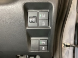 ハンドルの右側にはヘットライトリベライザーとHondaセンシング用のメインスイッチがついています。ヘッドライトリベライザーは道路状況や積荷の加重に応じてライトの高さを調節できます。
