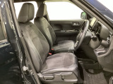 女性でも運転がしやすいように、シートの高さ調整機能(シートリフター)がついています。運転席と助手席の間が空いている為、助手席側への移動がスムーズです。交通量の多い道でも助手席側から乗り降りができます。