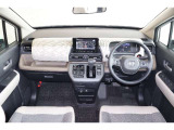 操作性に優れた運転席となります!小物入れや各ボタンの配置にこだわり、使いやすいです!座り心地もよく視認性も良好なのでロングドライブもお任せ下さい!