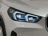 アダプティブLEDヘッドライトはステアリングを切った方向を照らします。