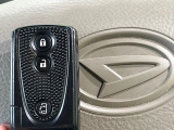 【キーフリーシステム】カバンやポケットに入れたままでもドアの施錠・解錠が可能なスマートキーを装備。エンジンのオン・オフ時もカギを取り出す必要が無いからとっても便利です♪