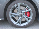 全車両に標準装備の純正アルミホイールは、純正ならではのバランスの良いデザインと、走行安定性をお楽しみ頂けます。