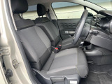 ●前席:ゆったりとしたドライバースペースで、長時間の運転でも快適にお過ごしいただけます。