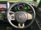インテリアに合わせたデザインのステアリングは、運転される方のことも考え、運転しやすい形状、大きさです。是非一度、実際に触ってお確かめください。