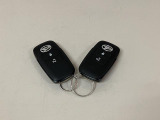 スマートキーを装備しています☆カギをカバンやポケットに入れて頂いた状態でドアロックの開閉やエンジンスタートをして頂けますよ!とても便利な装備です!
