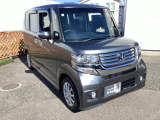 自社整備工場で点検整備をおこなってからお渡ししています。車検が残っている場合は『12ヶ月点検整備』を、車検整備付きの場合は『車検整備』をおこないます。整備費用は車両本体価格に含まれています。
