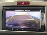 【バックカメラ】ギアをリバースに入れれば自動的にモニターが切り換わるので、車庫入れや後退確認がラクラク OKです!