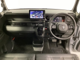 車内は光触媒抗菌消臭施工済です。インパネ周りはスタイリッシュなデザインで機能や装備も充実しています。グローブボックスやカップホルダーのほかにトレーなどたくさんの収納スペースが付いています。