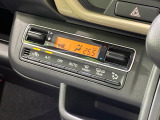 【オートエアコン】一度お好みの温度に設定すれば、車内の温度を検知し風量や温度を自動で調整。暑い&hellip;寒い&hellip;と何度もスイッチ操作をする必要はありません。快適な車内空間には必須の機能ですね♪