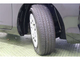 タイヤサイズ 185/65R15。スタイリッシュなデザインのホイールキャップ付きスチールホイールを装着しています。
