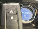【スマートキー】カバンやポケットに入れたままでもドアの施錠・解錠が可能なスマートキーを装備。エンジンのオン・オフ時もカギを取り出す必要が無いからとっても便利です♪