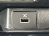 運転席近くにUSB充電ポートございます。