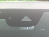 【i-ACTIVESENSE】走行中に前方の車両等を認識し、衝突しそうな時は警報とブレーキで衝突回避と被害軽減をアシスト。より安全にドライブをお楽しみいただけます。