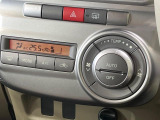 【オートエアコン】一度お好みの温度に設定すれば、車内の温度を検知し風量や温度を自動で調整。暑い&hellip;寒い&hellip;と何度もスイッチ操作をする必要はありません。快適な車内空間には必須の機能ですね♪