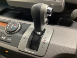 CVT車のセレクトレバーです。低速から高速まで、変速ショックのないスムーズな走りを実現するとともに、エンジン効率のよい領域を維持することで燃費にも貢献します。