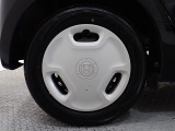 ホイールは車のデザインにマッチした専用タイプです。