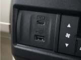 ◆USB接続端子◆スマホやiPodなどを接続して、いつもの音楽を車内でもお楽しみいただけます♪