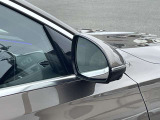 【ブラインドスポットアシスト】走行中車両の斜め後ろの死角エリアをモニタリングし、ドアミラー内蔵のインジケーターを点灯させて注意喚起し、安全な走行のサポートをします。