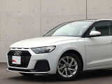 ●Audiが最初に採用したLEDポジショニングランプ。シャープなラインで昼間でも点けていたいと思うほど上品でオシャレです。夜間走行時はさらに目立ちます!