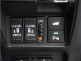 ◆両側電動スライドドア◆狭い駐車場でも乗り降りが楽々♪お子様が隣の車にドアを当ててしまう心配もございません!小さなお子様連れの方もこれで安心。