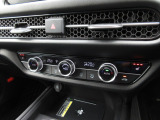 オートエアコンは左右席で独立温度コントロールが可能です。シートヒーター付きで、冷えた車内でもスイッチを押せば数秒で座面と背もたれがあたたかくなります。