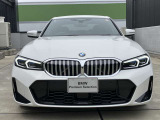 【BMWの伝統】BMWの特徴的な&ldquo;キドニーグリル&rdquo;は、80年以上続く伝統の形でございます。変わらないこだわりのデザインが、プレミアムブランド&ldquo;BMW&rdquo;を創り出します。