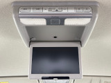 【リア席モニター】純正リア席モニター(VM-898E)を装備しております。フリップダウン式なので使わない時、モニターはコンパクトに収納出来ます。