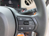 【クルーズコントロール】アクセル操作なしで一定速度を保つ機能。先行車との距離を自動調整する追従型が主流で、高速走行時の疲労を劇的に軽減します。長距離移動が多いお客様への商談では必須の快適装備です。
