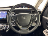【誤発進抑制機能】うっかり防止!停車時や10キロ以下の低速走行時、前方の障害物を検知し、ドライバーがアクセルペダルを踏みこんだ場合の急加速を抑制します。音とメータ内表示で警告します。