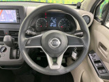 インテリアに合わせたデザインのステアリングは、運転される方のことも考え、運転しやすい形状、大きさです。是非一度、実際に触ってお確かめください。
