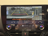 【パノラミックビューモニター】自車周辺をぐるりと俯瞰できるカメラで危険を察知。「床下透過機能」付で、駐車場の白線などにまたがった場合でも画面を見れば一目瞭然です。