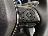 ステアリングには運転中でも簡単に操作できる各種スイッチついてます