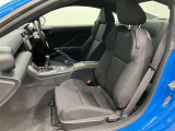 高いホールド性で運転姿勢が安定します。長距離ドライブでも疲れにくいのが魅力です。快適なドライビングライフをお送りください♪