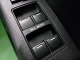 運転席から全ての窓の開閉ができます。ウィンドウロック機能はお子様のいたずら防止に有効です。