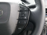 レーダークルーズコントロール作動時に車線維持に必要な運転操作の支援を行う「レーントレーシングアシスト(LTA)」を搭載しています。