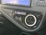 【オートエアコン】一度お好みの温度に設定すれば、車内の温度を検知し風量や温度を自動で調整。暑い&hellip;寒い&hellip;と何度もスイッチ操作をする必要はありません。快適な車内空間には必須の機能ですね♪