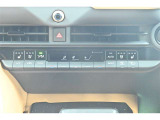 【左右独立エアコン】運転席と助手席でそれぞれお好みの温度設定が可能です。
