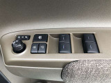 電動格納式ドアミラー付き。 狭い駐車場へ停めた時に、ボタン1つで左右のミラーをたたむ事ができます。
