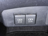 充電用USB端子付き。スマートフォンなどの充電に便利です。