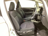 広い足元にゆったり座れるシートには肘掛けも装備しており長距離の運転でも疲れにくくなってます。女性でも運転がしやすいように、シートの高さ調整機能(シートリフター)がついています。