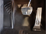 【ペダル】BMWはオルガン式アクセルペダルを採用しています。踏み込む足とペダルが同じ軌跡を描くため、かかとがずれにくく、アクセルコントロールがよりしやすくなるメリットがあります。