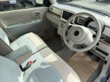 シート座面には着座姿勢を安定させるサイドサポートがあり、快適な運転環境を実現しています。